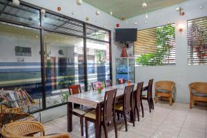 a dining room with a table and chairs at RedDoorz Syariah @ Sunan Bonang Magelang in Magelang