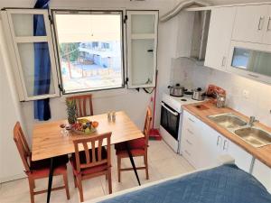 A kitchen or kitchenette at The eagle