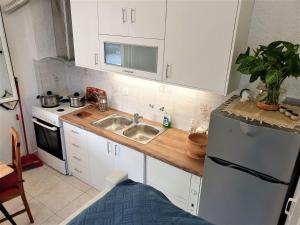 A kitchen or kitchenette at The eagle