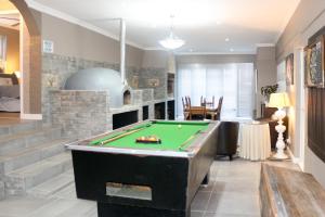 O masă de biliard de la The Vintage Crane Guest House