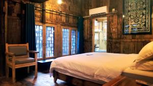 Postel nebo postele na pokoji v ubytování Lost World Sanjiang Guest house