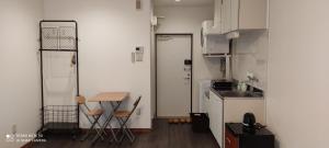 una pequeña cocina con fregadero y mesa en 明石　美ら馬ハウス, en Ishigaki Island