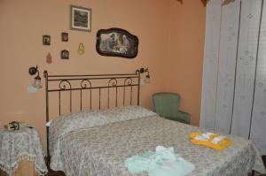 ein Schlafzimmer mit einem Bett mit zwei Handtüchern darauf in der Unterkunft Villa Giusy 2 appartamenti indipendenti a locazione turistica breve -G&P HOLIDAY HOME in Valderice