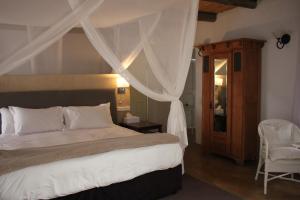 哈玆維尤的住宿－哈茲維阿什伯爾尼哈酒店，一间卧室配有一张带天蓬的床