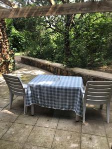 Ashbourne Hazyview في هازيفيو: طاولة و كرسيين مع قطعة قماش من اللون الأزرق و الأبيض