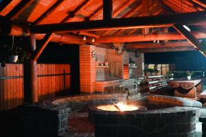 普拉伊德Dió vendégház的建筑物中间的火坑