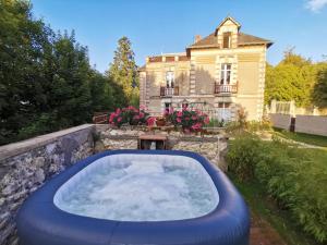 AMALOUYSE Studio de charme au cœur des châteaux de Loire في مونتلويس سور لوار: حوض جاكوزي كبير أمام المنزل