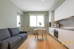 米兰BePlace Bocconi Apartments的客厅里有一张沙发和一张桌子。