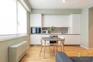 米兰BePlace Bocconi Apartments的房间里有一张桌子和几把椅子的厨房 更多9张照片
