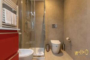 米兰BePlace Bocconi Apartments的浴室配有马桶和玻璃淋浴房