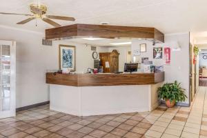 a lobby with a reception counter in a restaurant at Econo Lodge Eden in Eden