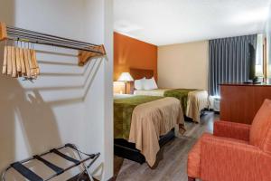 una habitación de hotel con 2 camas y una silla en Econo Lodge, en Saint Stephen