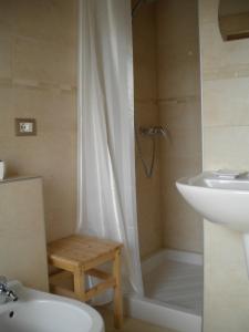 a bathroom with a shower and a toilet and a sink at La Tieda - locazione turistica Reolon in Belluno