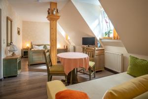 a living room with a table and a window at Pension Spielzeughof in Seiffen