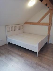 Postel nebo postele na pokoji v ubytování Chalupa U Stoleté lípy Šléglov