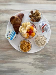 un plato blanco con diferentes tipos de comida. en Island Home Fuerteventura, en Corralejo