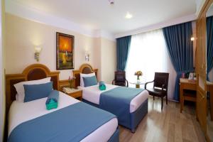 Un pat sau paturi într-o cameră la Zagreb Hotel
