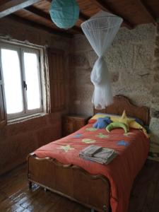 מיטה או מיטות בחדר ב-Casa Ribeira Sacra, Ourense, Niñodaguia, Galicia