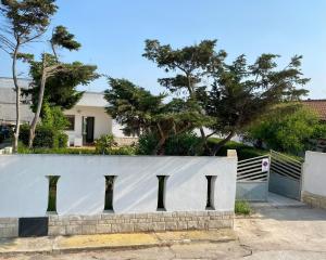 una recinzione bianca di fronte a una casa di Casa Flavia a Torre Chianca