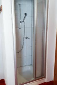 カップルにあるApartment Ferienglück - KPL393 by Interhomeのバスルーム(ガラスドア付きのシャワー付)