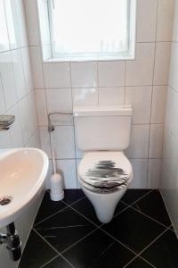 A bathroom at Apartment Ferienglück by Interhome