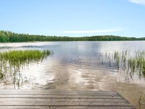 uma vista para um lago com um cais de madeira em Holiday Home Matkonranta by Interhome em Kerimäki