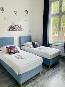 Habitación con 2 camas y ventana en Hotel Tempelhof - City-Messe-Arena, en Colonia