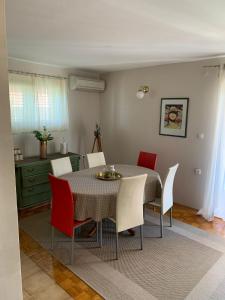 Posedenie v ubytovaní Apartments Anka i Krešimir