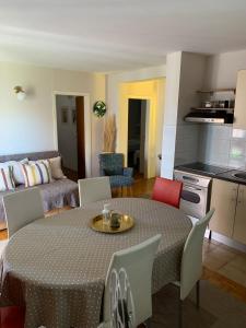 Kuchyňa alebo kuchynka v ubytovaní Apartments Anka i Krešimir