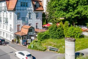 vistas a una calle de una ciudad con casas en Aparthotel Hohenzollern, en Bad Kissingen