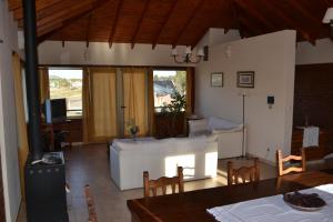 una sala de estar con un sofá y una mesa en La Casa Grande, en Sierra de la Ventana