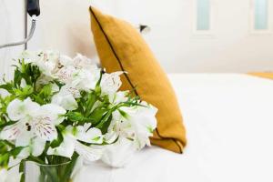 Posteľ alebo postele v izbe v ubytovaní ISG Apartments Downtown family haven Free parking spot