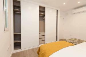 Posteľ alebo postele v izbe v ubytovaní ISG Apartments Downtown family haven Free parking spot