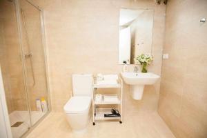 Kúpeľňa v ubytovaní ISG Apartments Downtown family haven Free parking spot