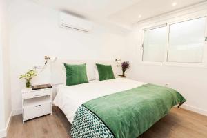 Posteľ alebo postele v izbe v ubytovaní ISG Apartments Downtown family haven Free parking spot