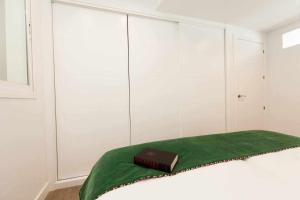 Posteľ alebo postele v izbe v ubytovaní ISG Apartments Downtown family haven Free parking spot