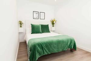 Posteľ alebo postele v izbe v ubytovaní ISG Apartments Downtown family haven Free parking spot