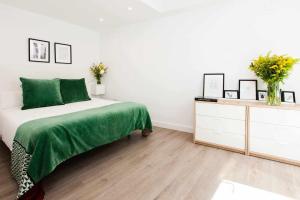 Posteľ alebo postele v izbe v ubytovaní ISG Apartments Downtown family haven Free parking spot