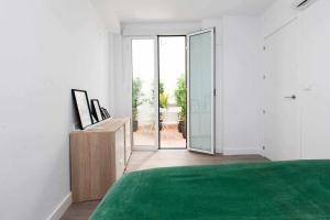Posteľ alebo postele v izbe v ubytovaní ISG Apartments Downtown family haven Free parking spot