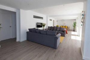 Posedenie v ubytovaní ISG Apartments Downtown family haven Free parking spot