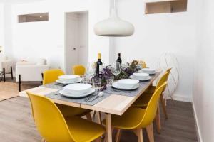 Posedenie v ubytovaní ISG Apartments Downtown family haven Free parking spot