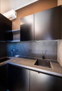 - une cuisine avec un évier et un miroir dans l'établissement NEW AMAZING MONO LOCATED IN MOSCOVA DISTRICT from Moscova Suites apartments group, à Milan