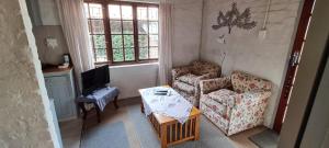 una sala de estar con un sofá y una mesa en 57 on Plover, en George