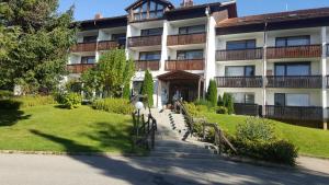 un grand bâtiment avec un escalier devant dans l'établissement Fewo FRIADO im Ferienpark OA - ohne Zusatzkosten nach Anreise - mit Hallenbad, W-Lan, PKW-Garage, Kurtaxe mit Allgäu-Walser-Pass, Bett- und Handtuch-Wäsche sowie End-Reinigung, à Missen-Wilhams