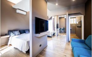 - une chambre avec un lit et une télévision à écran plat dans l'établissement AMAZING NEW SUITE WITH BEAUTIFUL VIEW from Moscova Suites apartments group, à Milan