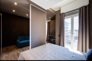 - une chambre avec un lit et une grande fenêtre dans l'établissement AMAZING NEW SUITE WITH BEAUTIFUL VIEW from Moscova Suites apartments group, à Milan