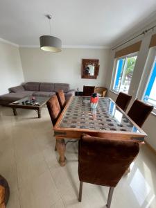 uma sala de estar com uma mesa de xadrez e um sofá em Sea and Port view Apartement em Setúbal