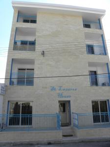 een gebouw met blauwe balkons aan de zijkant bij St. Lazaros House in Larnaka