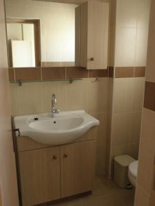 een badkamer met wastafel en toilet bij St. Lazaros House in Larnaka