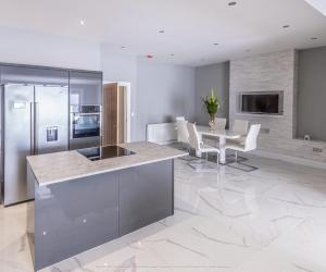 een keuken met een aanrecht en een tafel en stoelen bij Beautiful modern open plan living with Hot Tub in Kelty